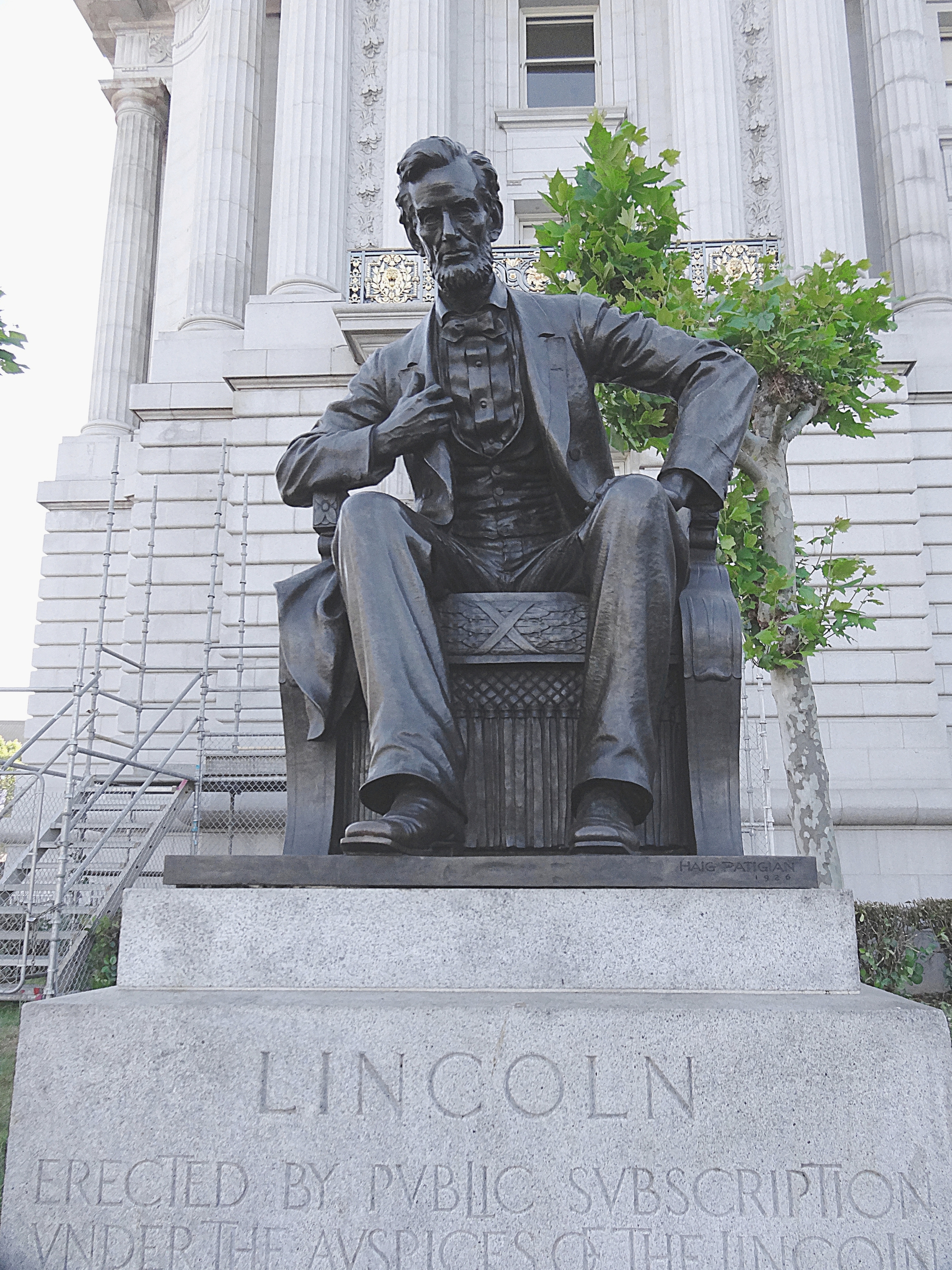 Памятник А. Линкольну у Ратуши. Фото Морошкина В.В.