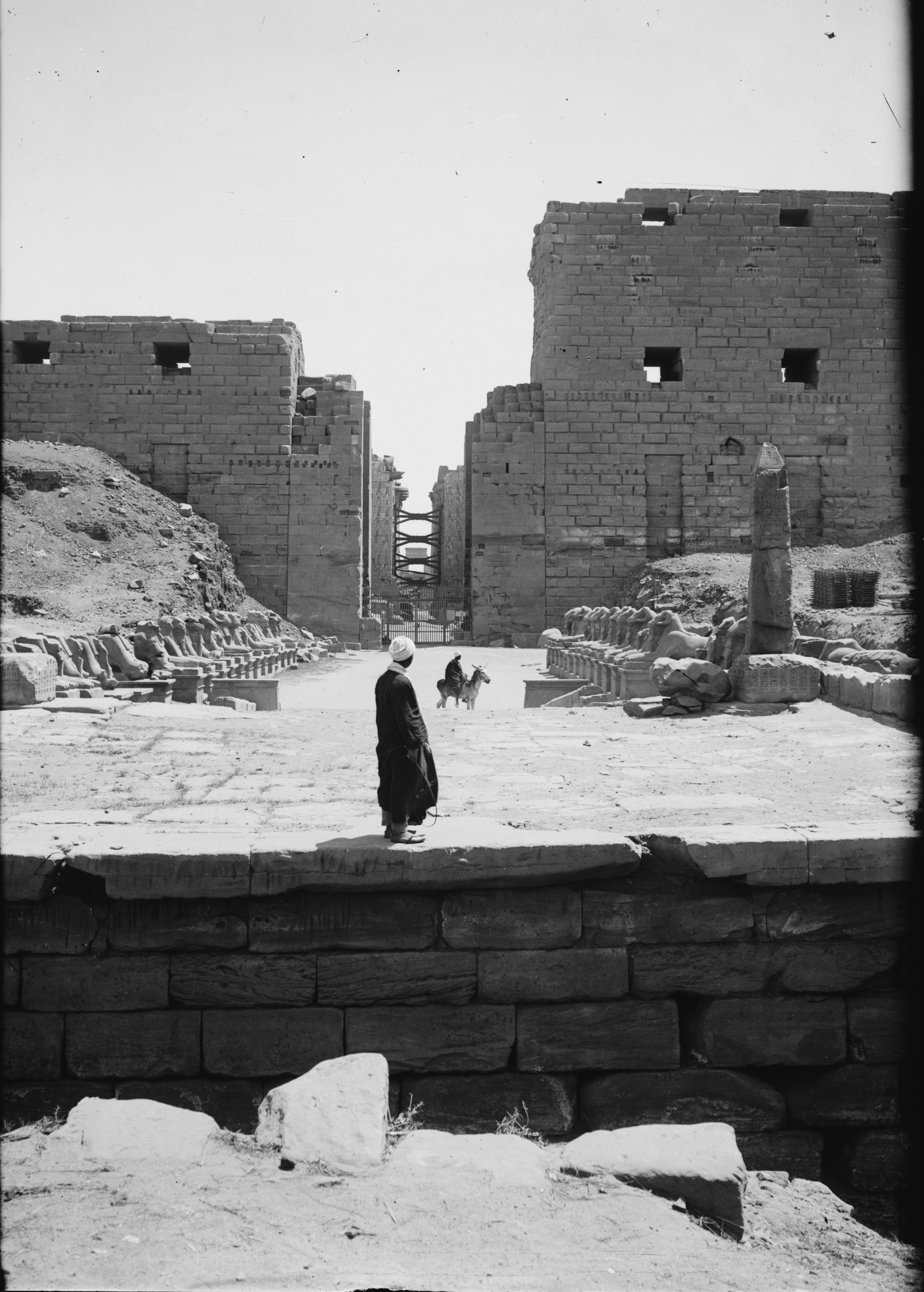 1900 Karnak. Avenue of sphinxes in front of 1st pylon 1