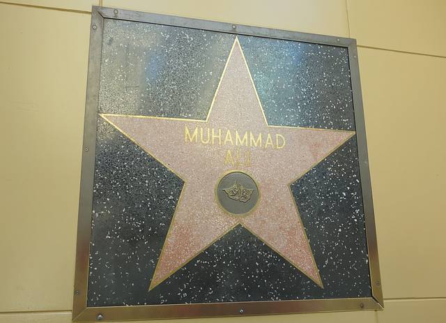 Памятник великому боксёру на стене Аллеи Славы Голливуд-бульвара. Фото Морошкина В.В.