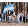 gaucho-con-bandera-argentina-en-mendoza