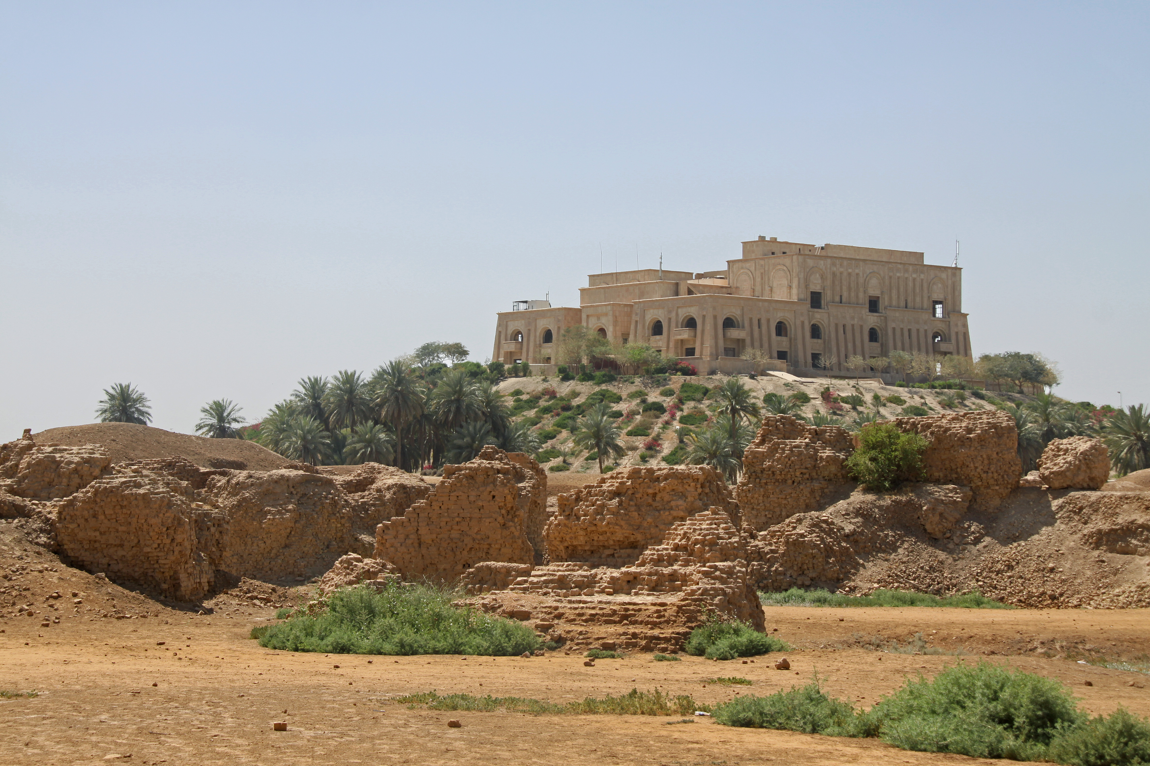 Дворец Саддама Хусейна расположен в непосредственной близости от развалин Вавилона