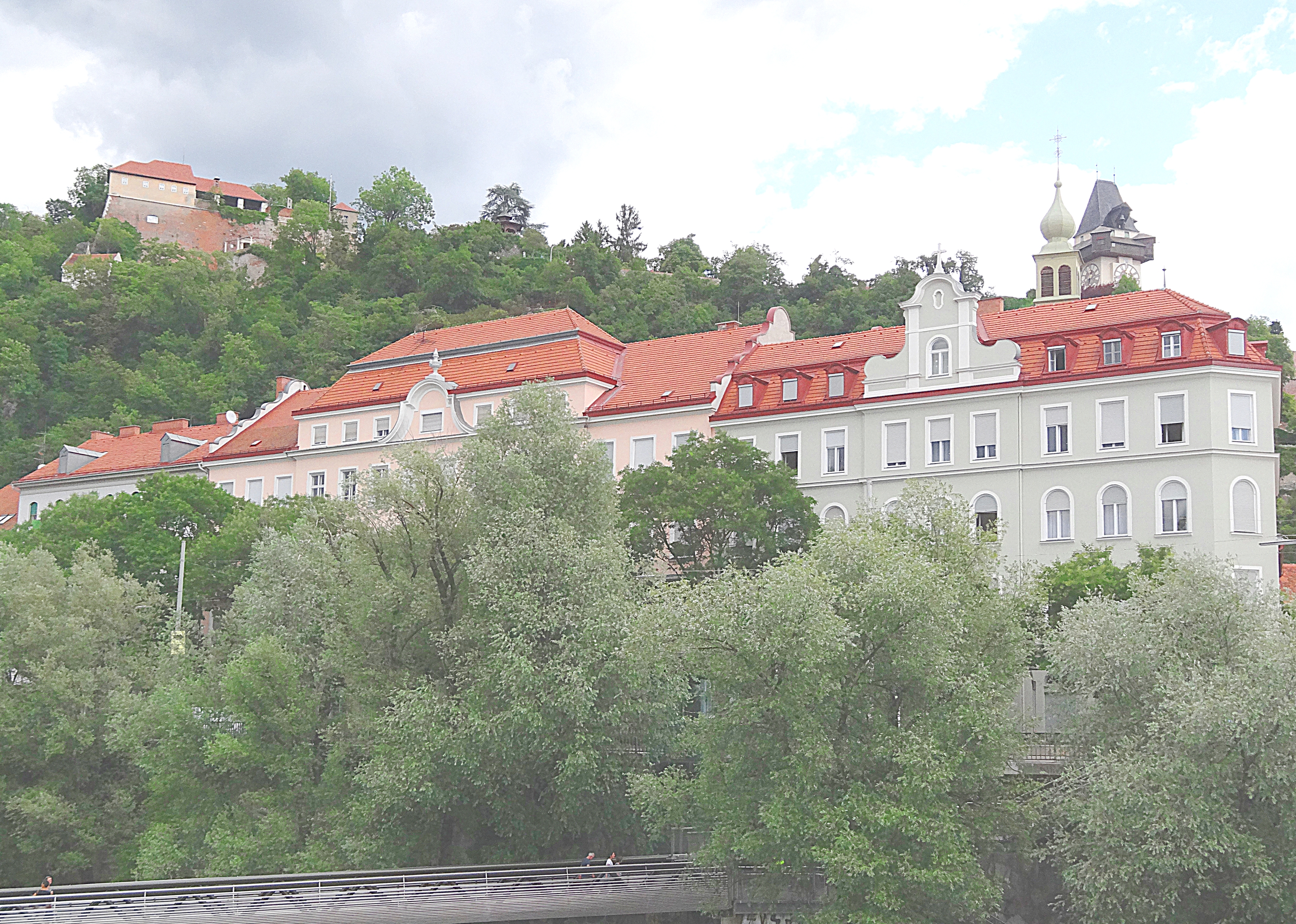 Замок Шлоссберг на горе над рекой. Фото Морошкина В.В.