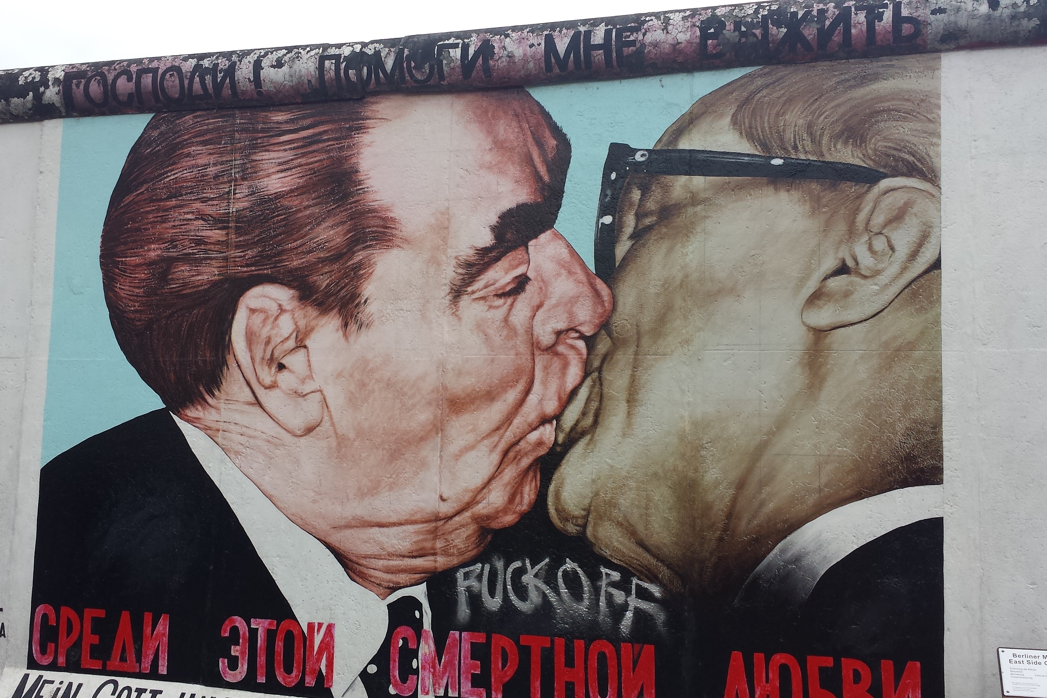 Крепкий поцелуй от Л.И. на Берлинской стене