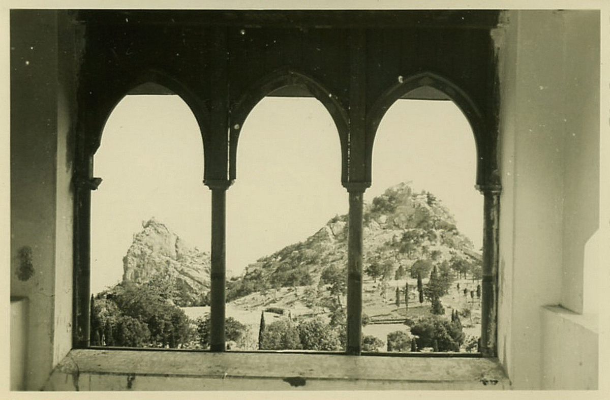 Вид на Симеиз с дачи Н.Шлее "Хайял". 1940-е гг