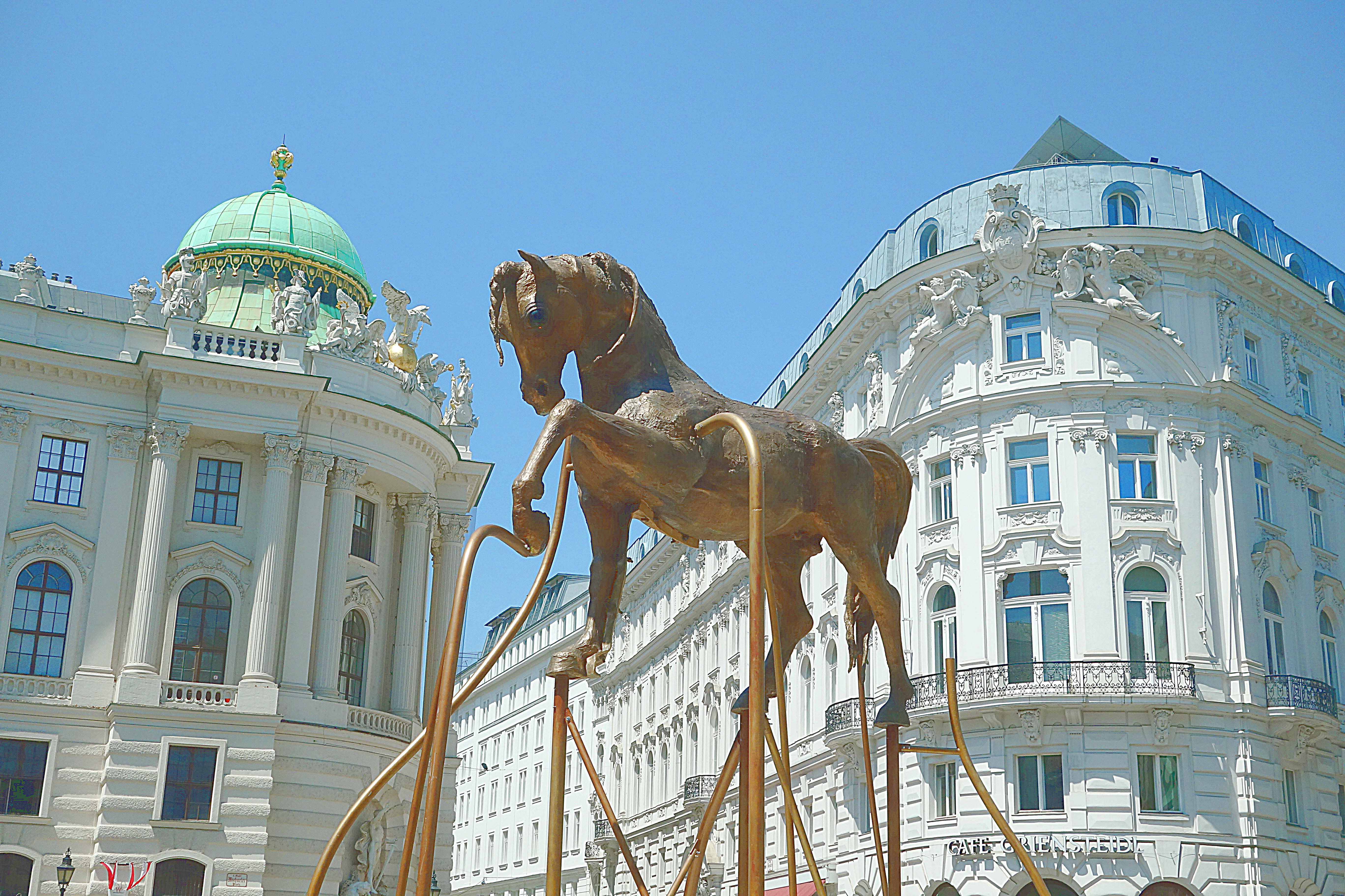 Медный конь на площади Хофбурга (сооружён в 2017 г.). Фото Морошкина В.В.