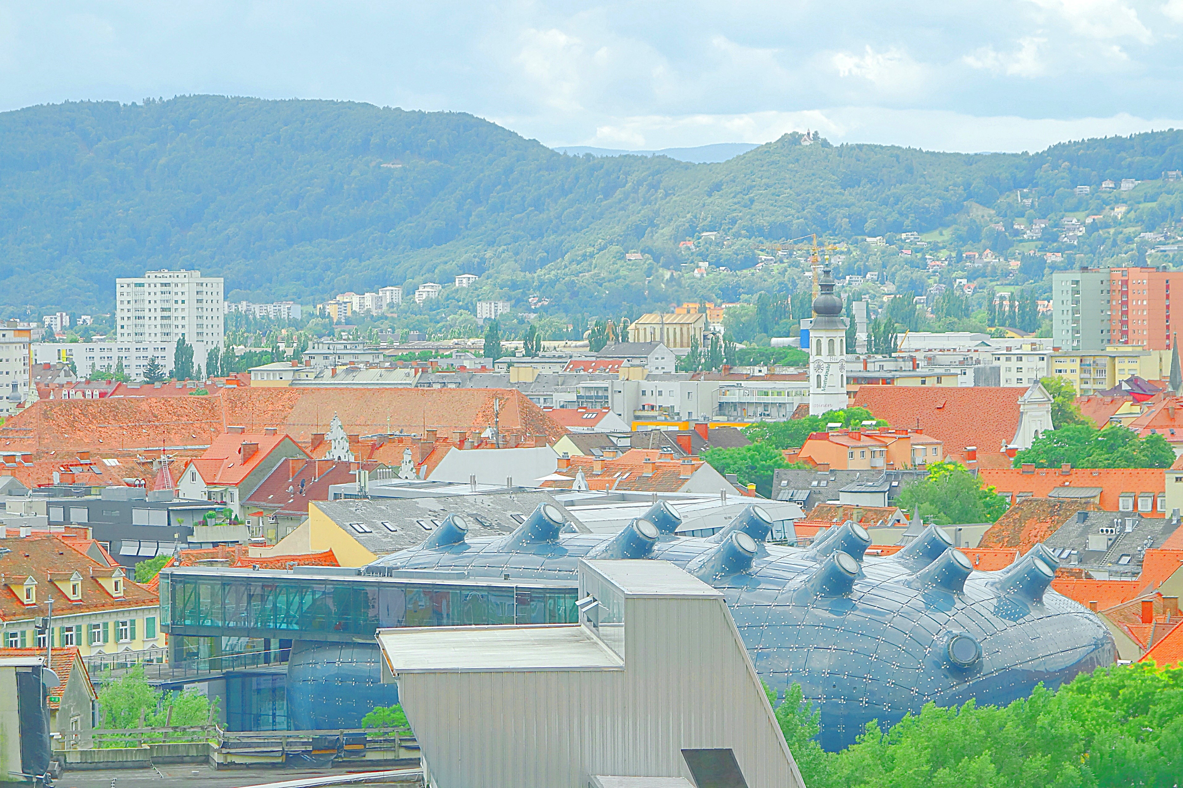 Панорама Граца с горы с Музеем современного искусства. Фото Морошкина В.В.