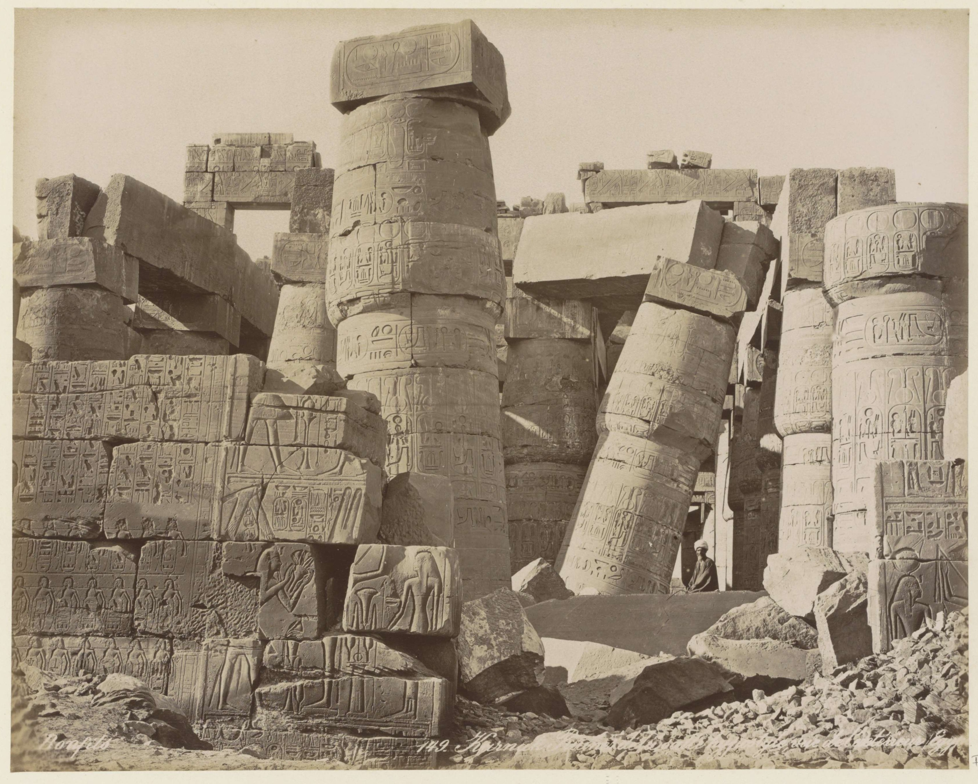 Zuilen met hiërogliefen van de grote zaal (hypostylezaal) in de Tempel van Karnak, Bonfils, ca. 1870