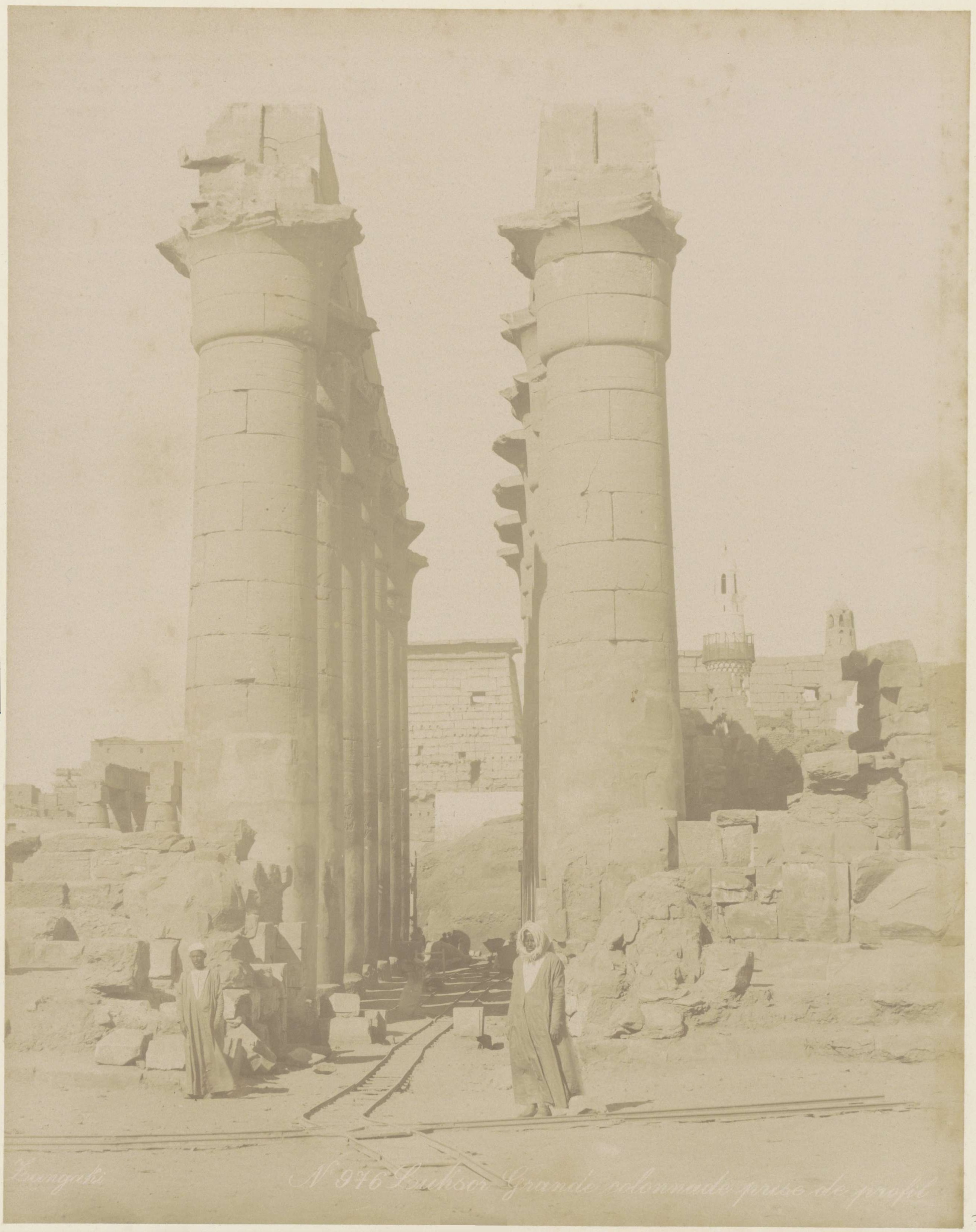 Louksor Grande colonnade prise de profil 1870