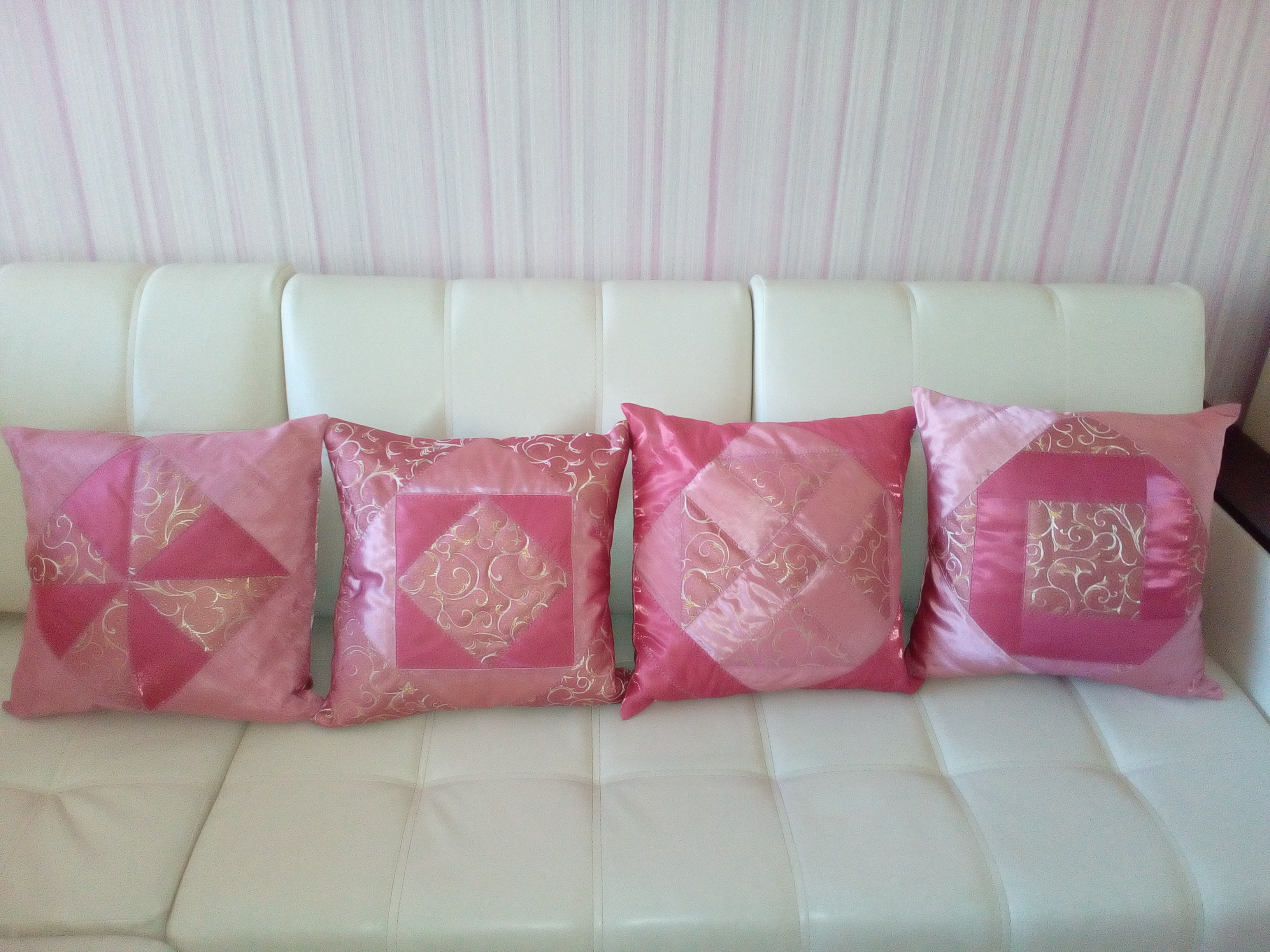 розовые подушки