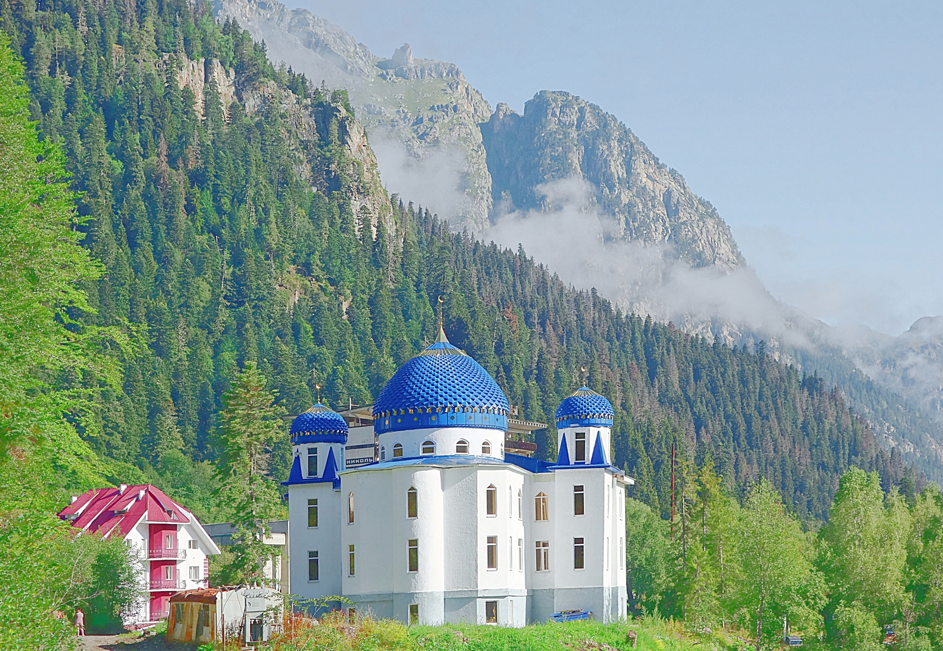 Новая мечеть в пос. Домбай. Фото Морошкина В.В.