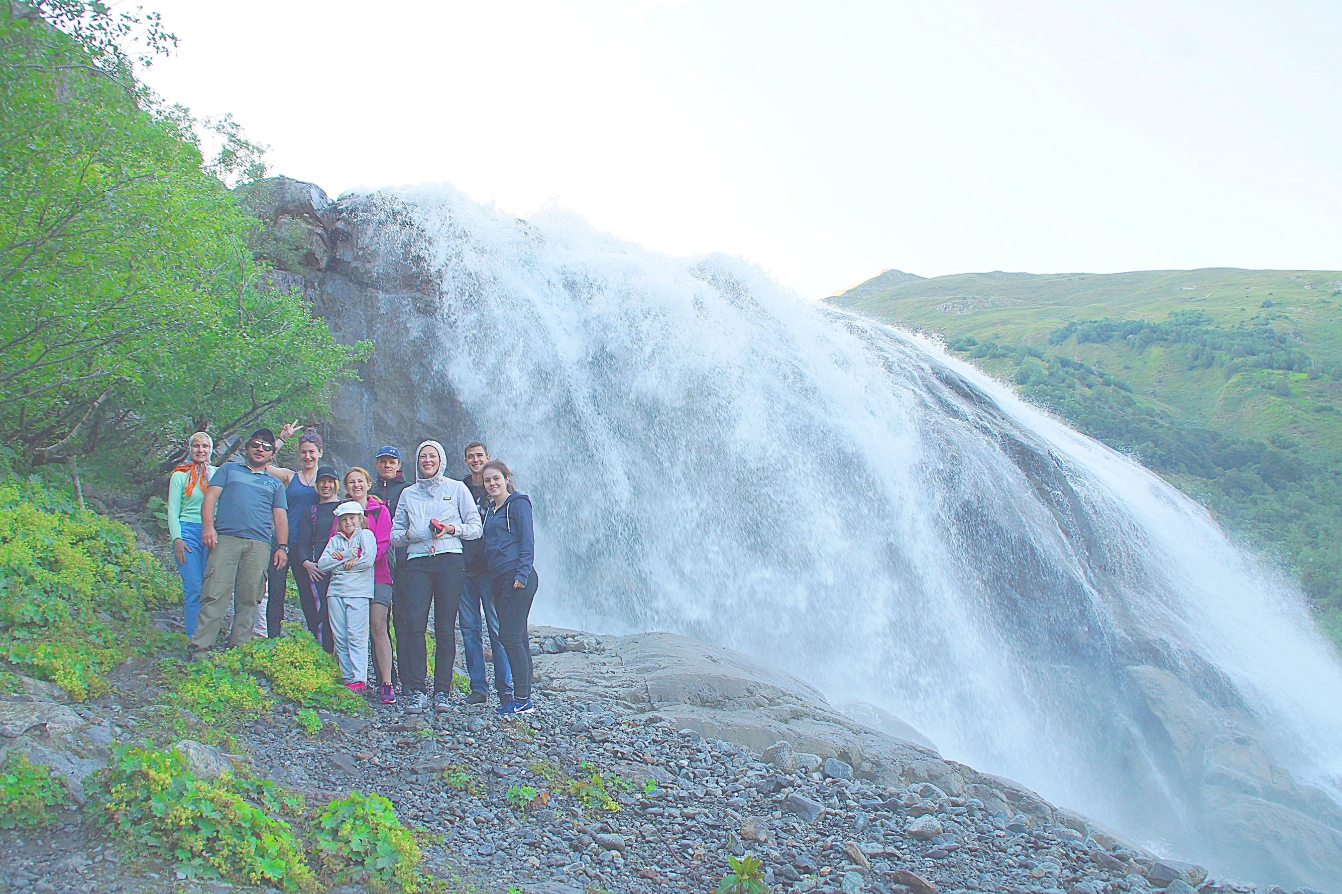 Группа туристов у верхнего каскада Алибекского водопада . Фото Морошкина В.В.