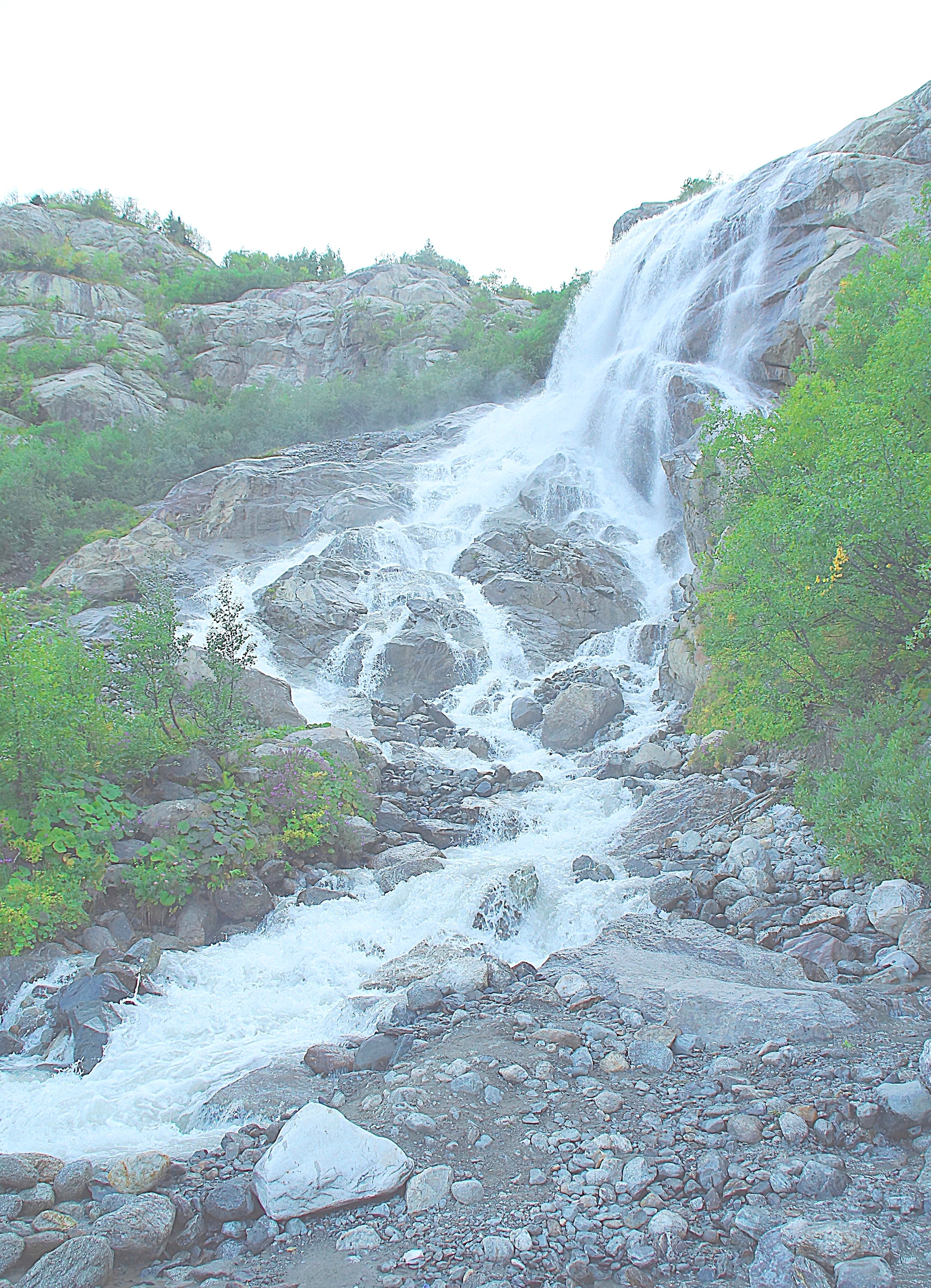 Алибекский водопад на речке, стекающей с ледника. Фото Морошкина В.В.