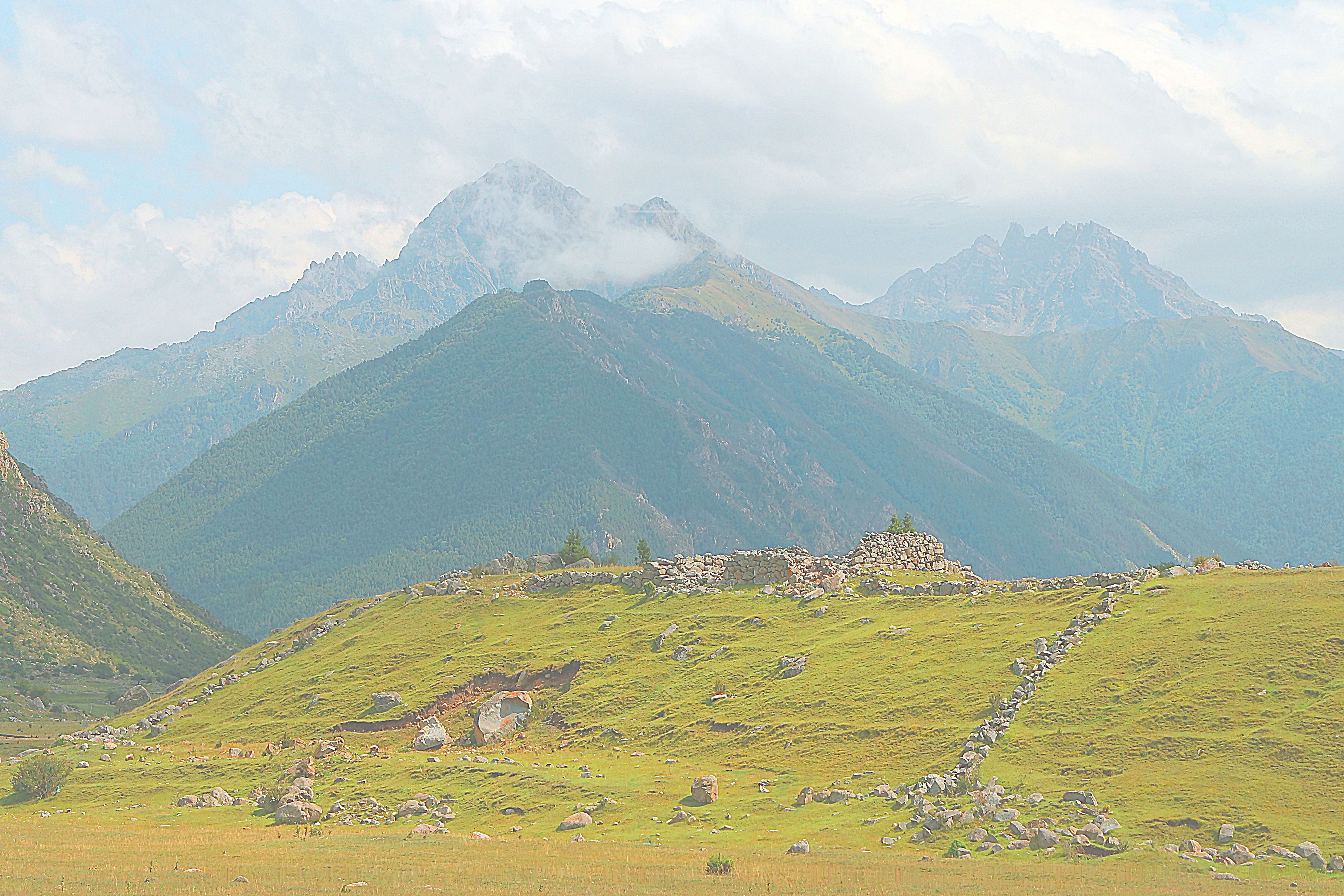 Остатки древне-аланского городища в долине Кубани, на заднем плане горы З. Приэльбрусья. Фото Морошкина В.В.