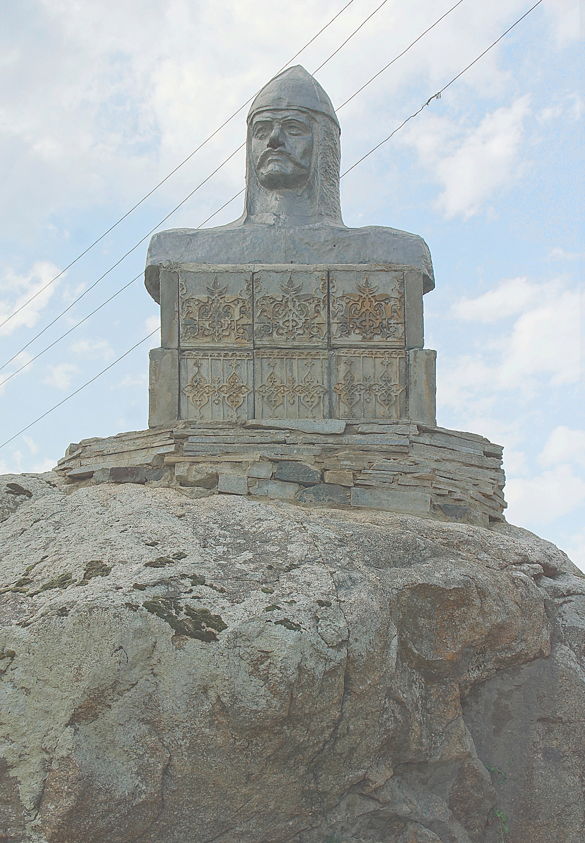 Памятник богатырю- герою кавказского эпоса на берегу Кубани. Фото Морошкина В.В.