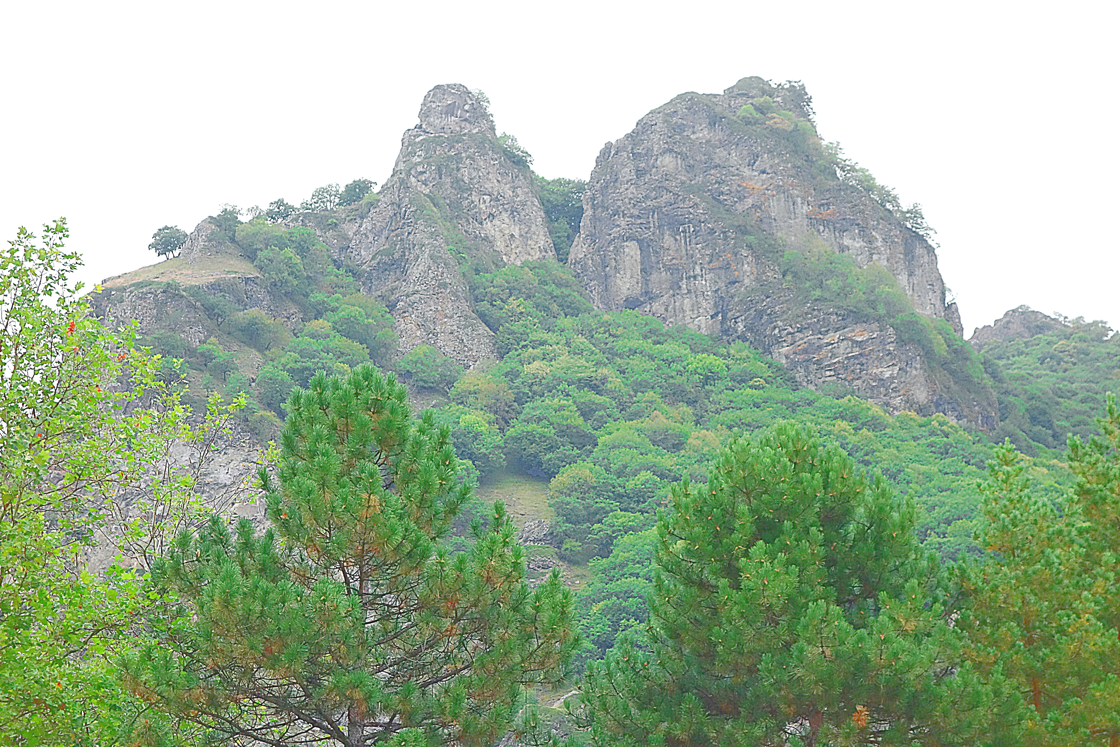 Скалы напротив базара в Карачаевске. Фото Морошкина В.В.