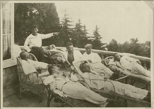Рабочие в доме отдыха в Симеизе. Автор фото неизвестен. 1927 г.