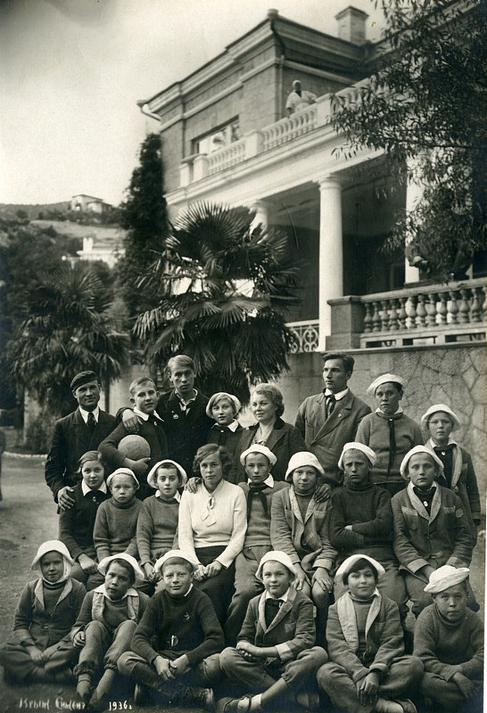 Группа ребят детских домов Горьковского края, отдыхающих в санатории Ай-Панда Семеиз. Крым. 1936.