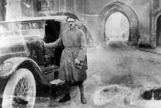 Гитлер вышел из тюрьмы Ландсберг, где он написал “Mein Kampf”. Декабрь 1924 г