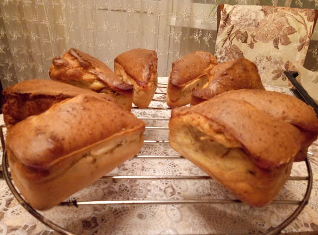 Пирожки из заливного теста с консервированной рыбой и картофелем