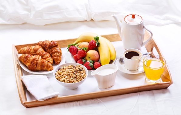 breakfast-zavtrak-kruassany-kofe-slivki-miusli-klubnika-bana
