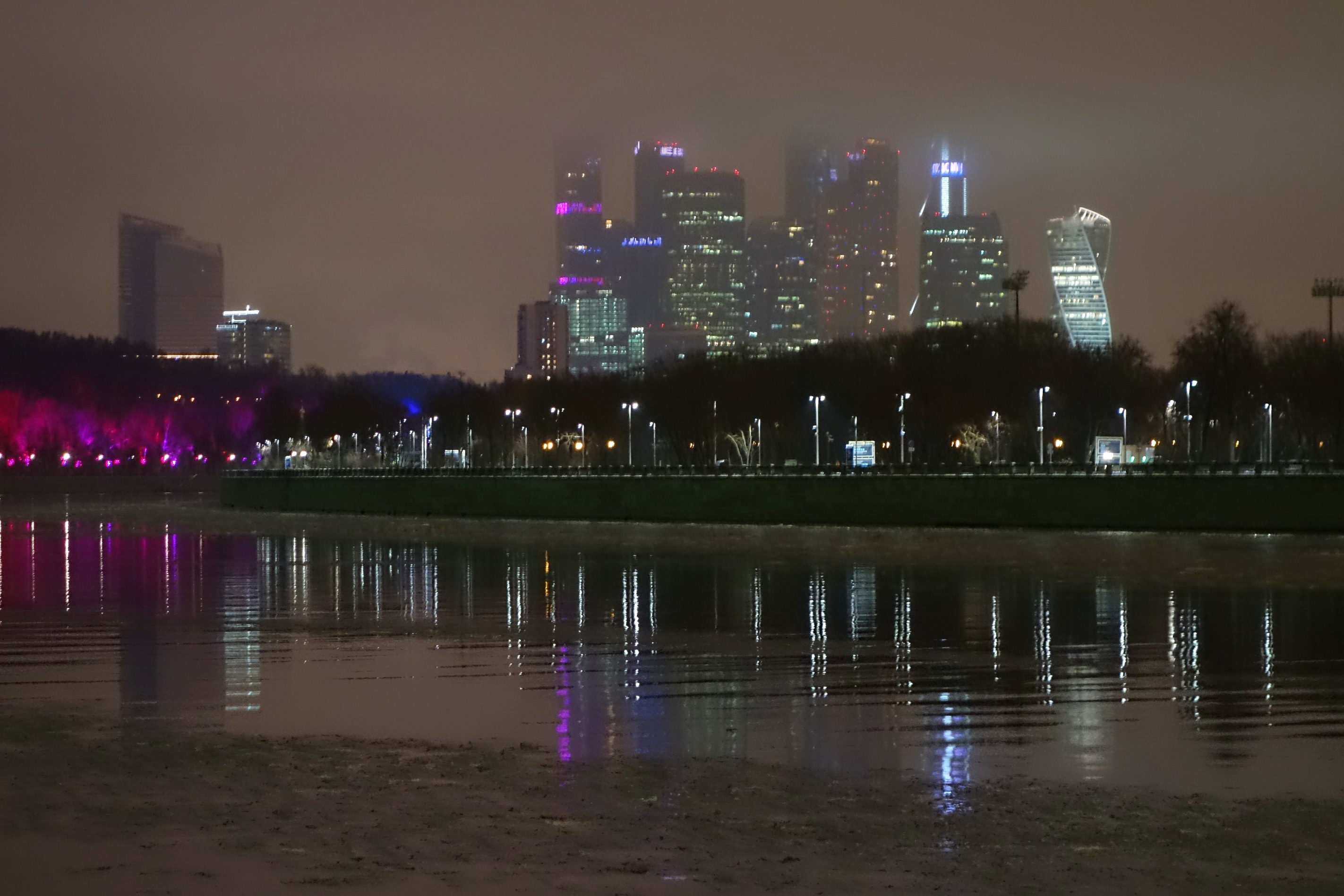 Москва-река, вдали Деловой центр города. Фото Морошкина В.В.