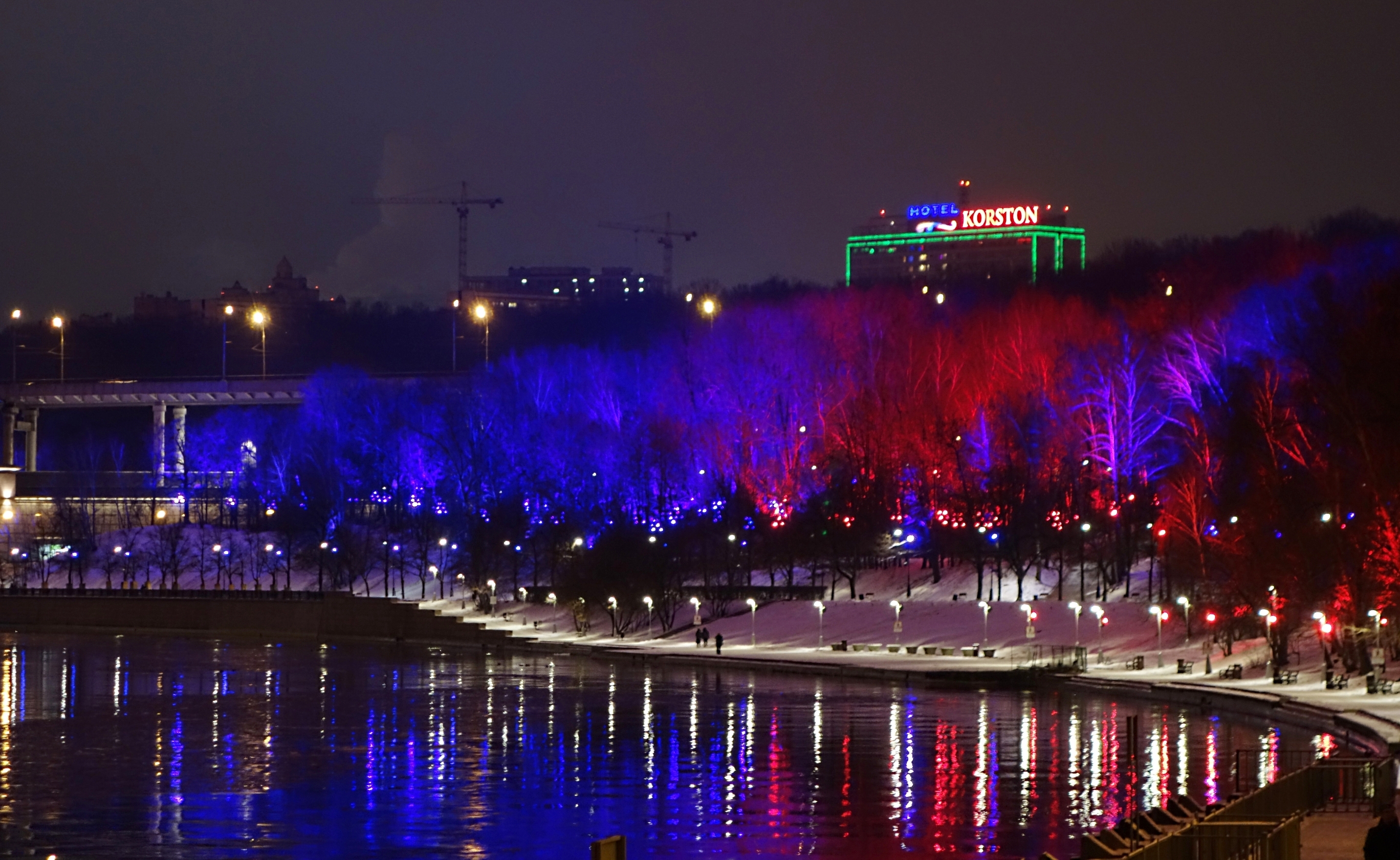 парк горького москва вечером