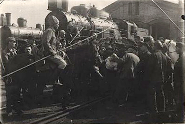 1924 г. Август Рабочий момент съёмки худ. фильма Красный газ В депо станции Новониколаевск.