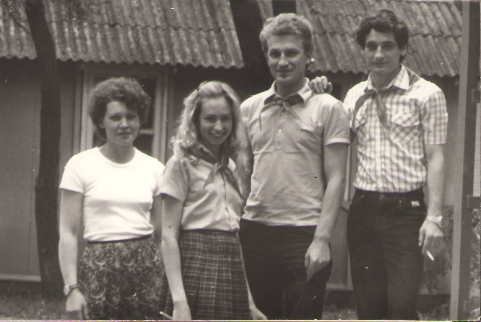 Пионерский лагерь Орлёнок, лето 1985 год. На фото Наташа Панченко, Саша Лещинский, Виталий Пискун. Девушку, которая слева не помню имя