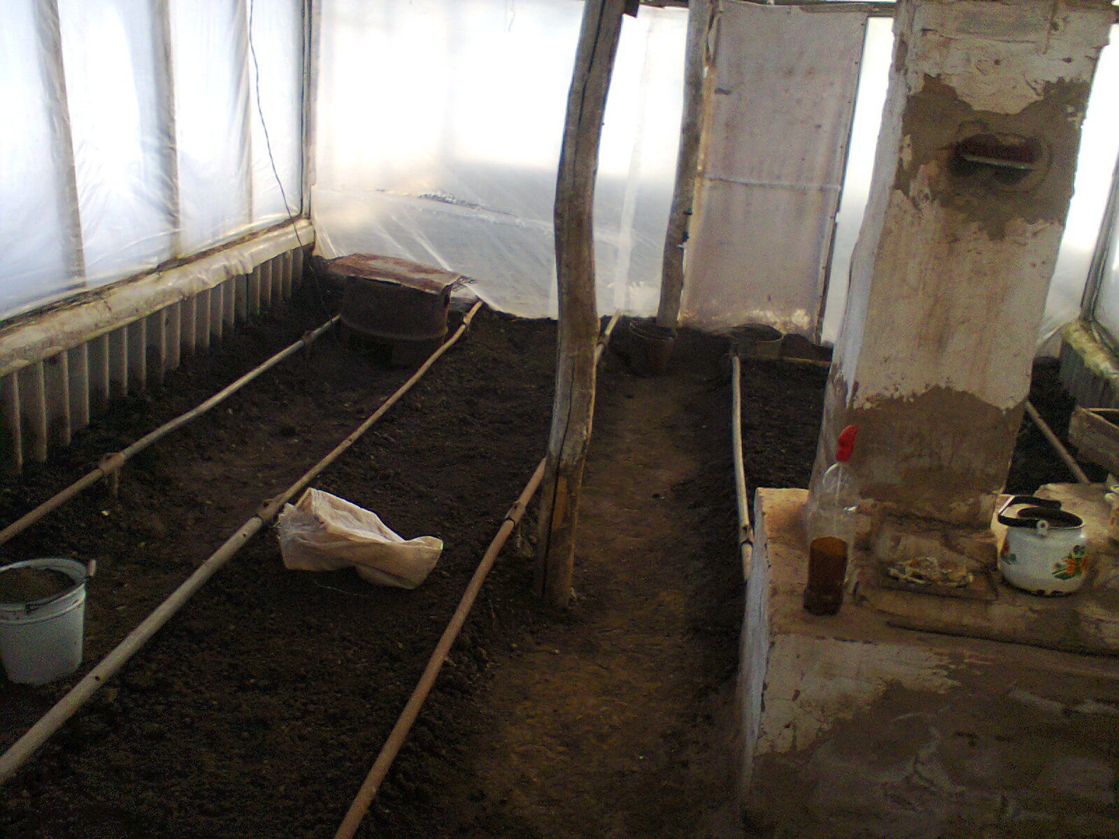 Над трубами вверху протянута стальная проволока, к которой подвешивал капусту, вместе с корнем, и хранил зимой.