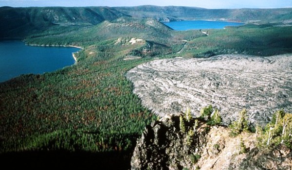 Вулкан Ньюберри , который не извергался 1300 лет, расположен в 20 милях к югу от Бенд, штат Орегон.