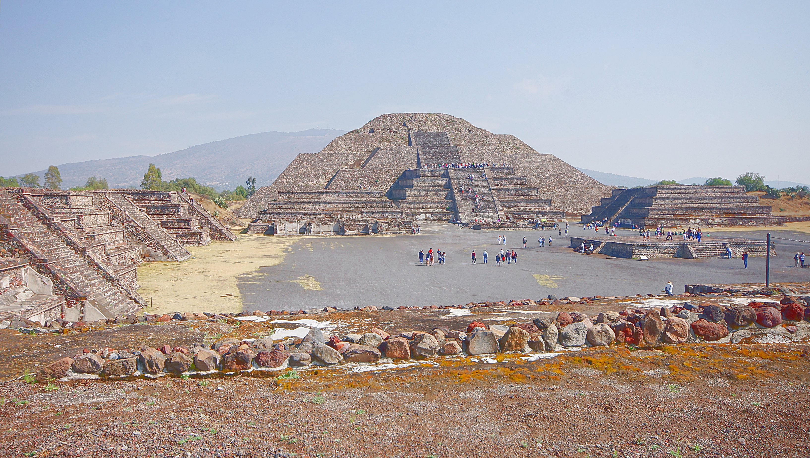 Пирамида Луны на главной пл. культового центра ацтеков - зоны Теотиуакан в Мехико. Фото Морошкина В.В.