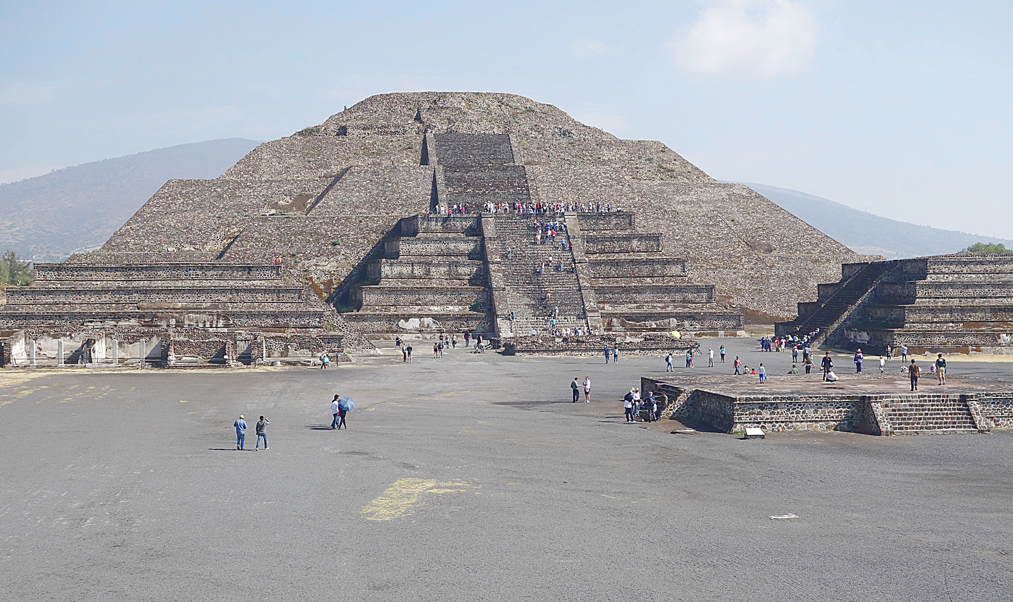 Пирамида Луны на главной пл. культового центра ацтеков - зоны Теотиуакан в Мехико. Фото Морошкина В.В.