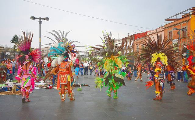 Танцы ряженых па пл. перед собором Метрополитена в Мехико. Фото Морошкина В.В.