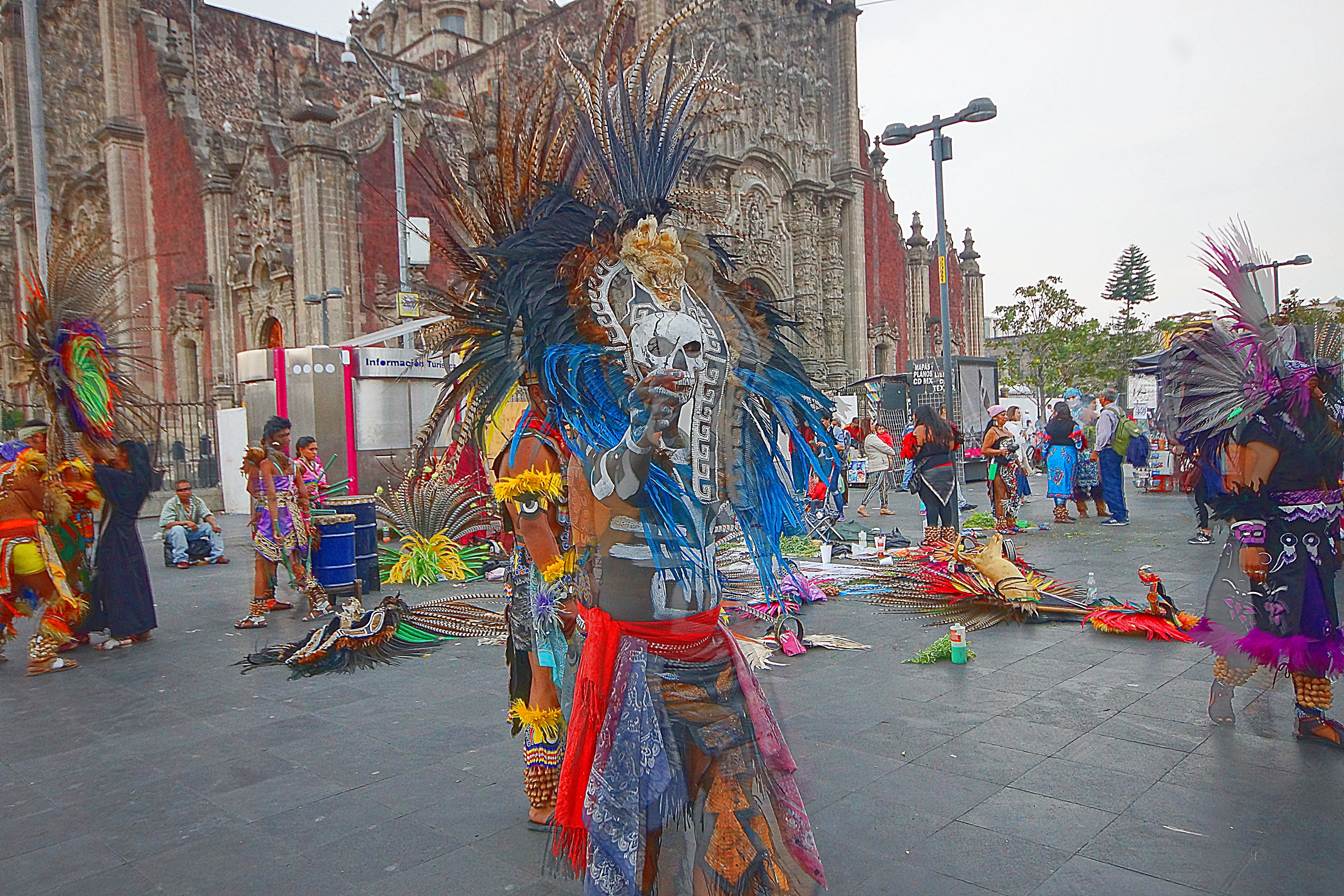 Ряженый в костюме ацтекского вождя возле собора Метрополитена в Мехико. Фото Морошкина В.В.