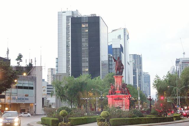 На бульваре современного Мехико. Фото Морошкина В.В.