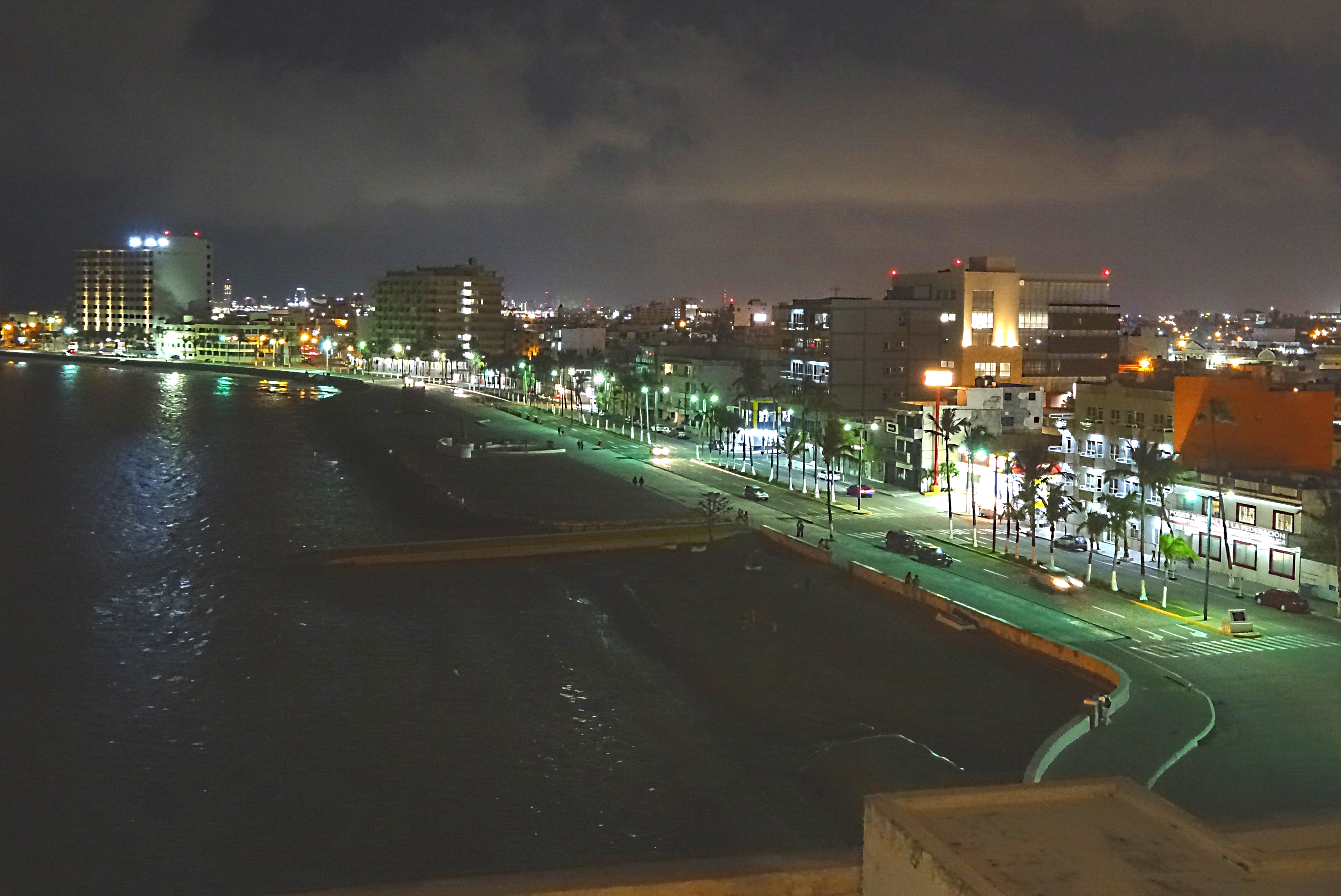 Большой портовый город Веракрус на берегу Мексиканского залива вечером. Фото Морошкина В.В.