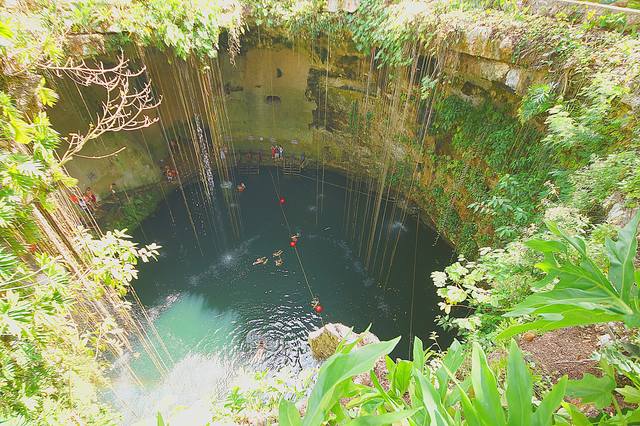 Сенот Ик-Киль с очень чистой водой, красивейший на Юкатане. Фото Морошкина В.В.