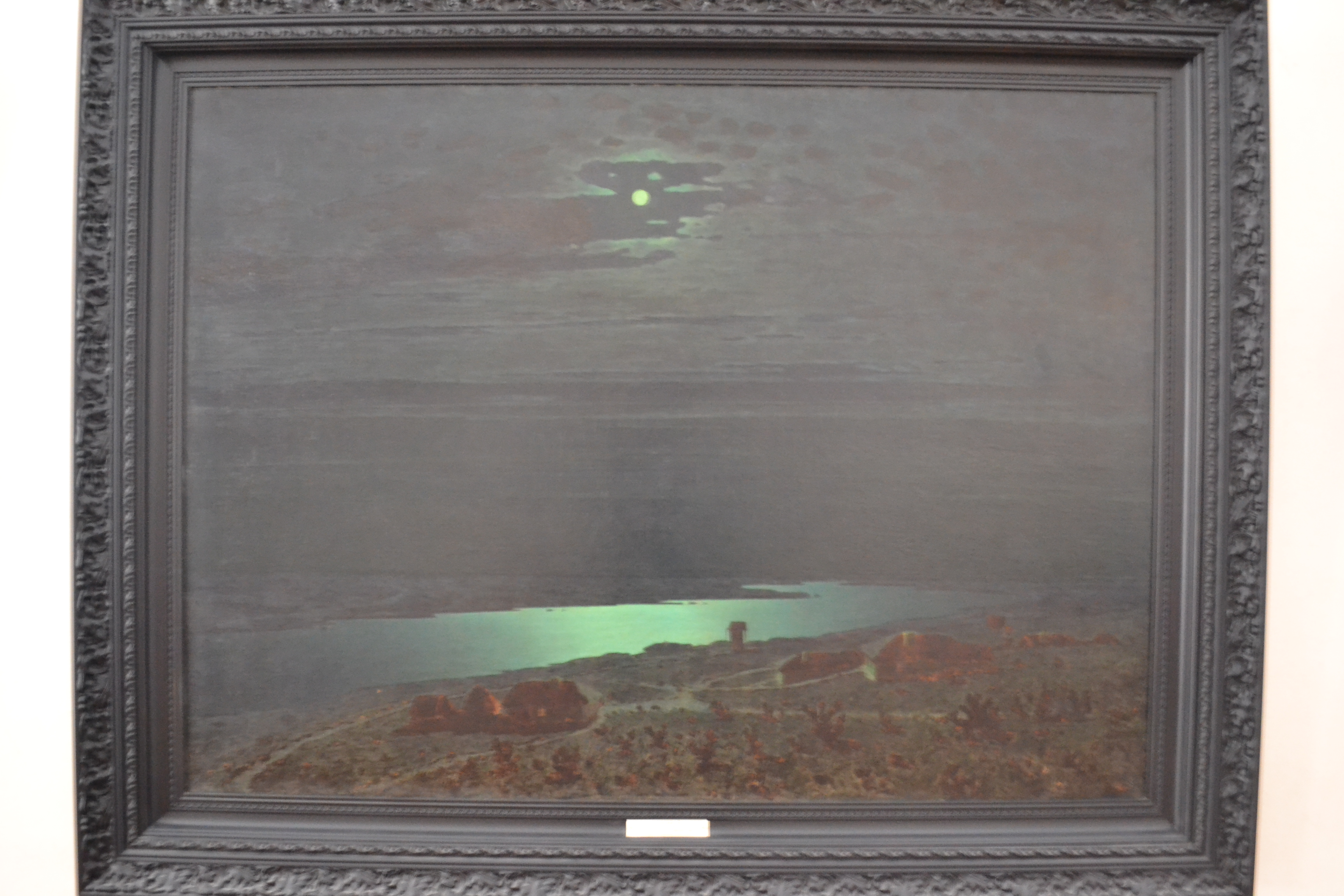 Картина А. И. Куинджи «Лунная ночь на Днепре» (авторская копия 1882 г.). Симферопольский художественный музей. В центре видна тёмная буква «К» или «R» («Куинджи» или «Konstantin Romanov»).