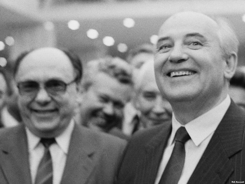 Aleksandr YAkovlev (sleva) i Mihail Gorbachev
