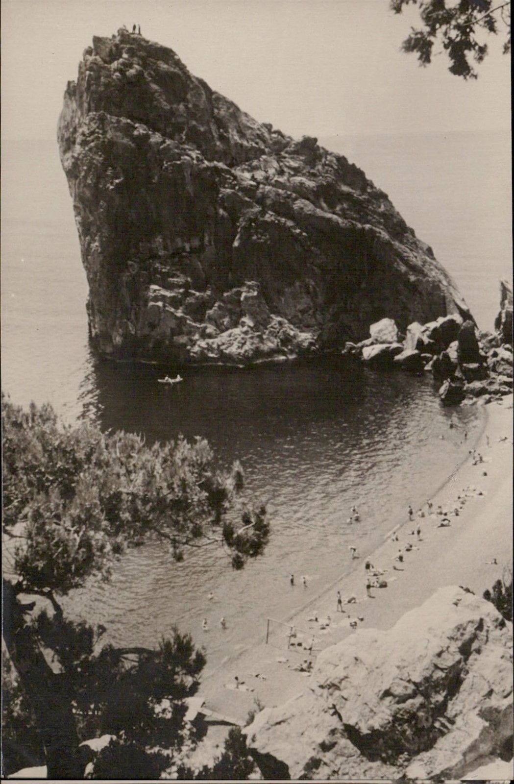 Симеиз. Пляж у скалы Дива. Фото В.Руйковича. 1955 г
