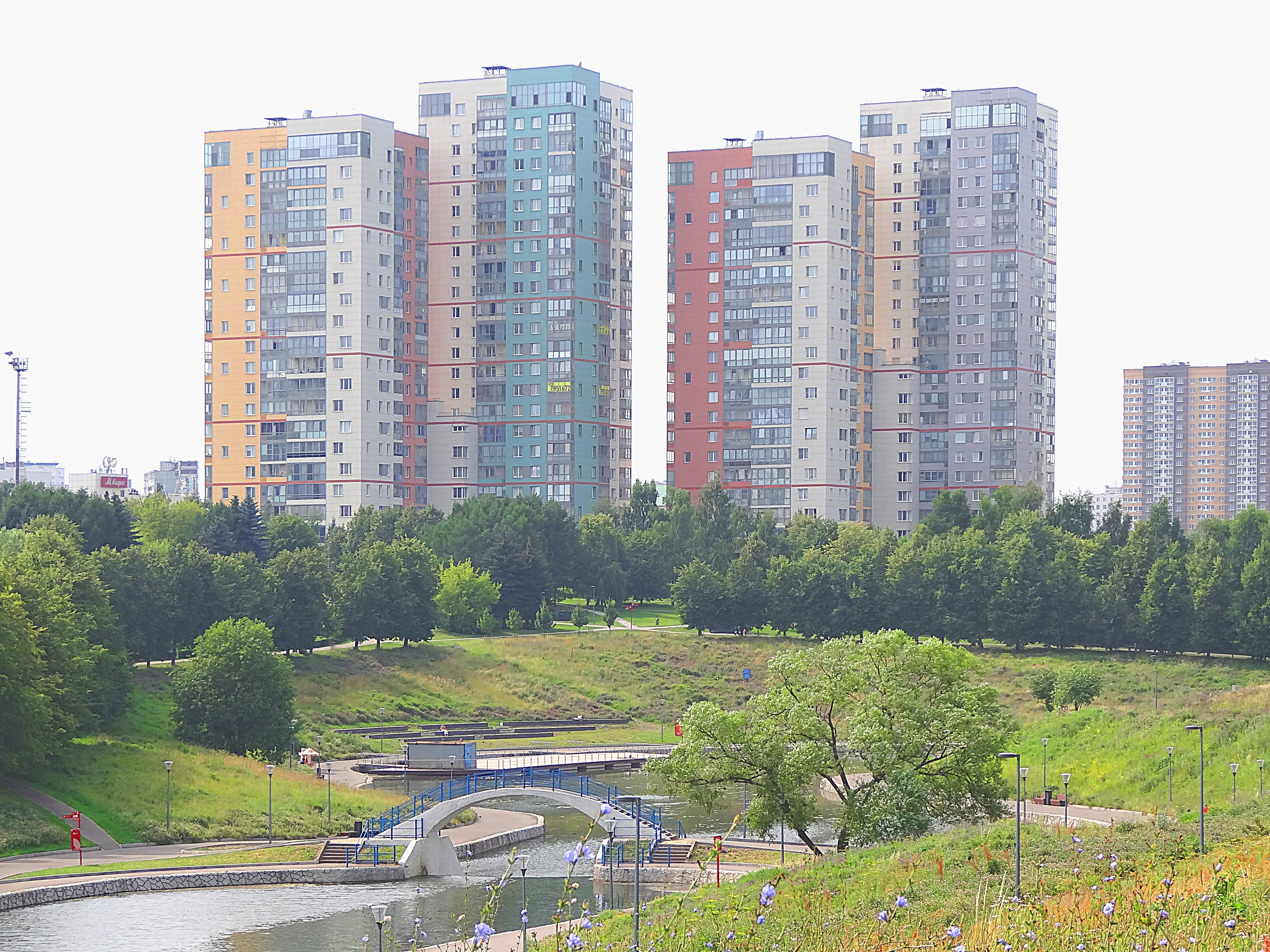 Здания у парка Олимпийской деревни. Фото Морошкина В.В.