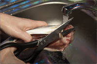 Промываем и обрезаем плавники