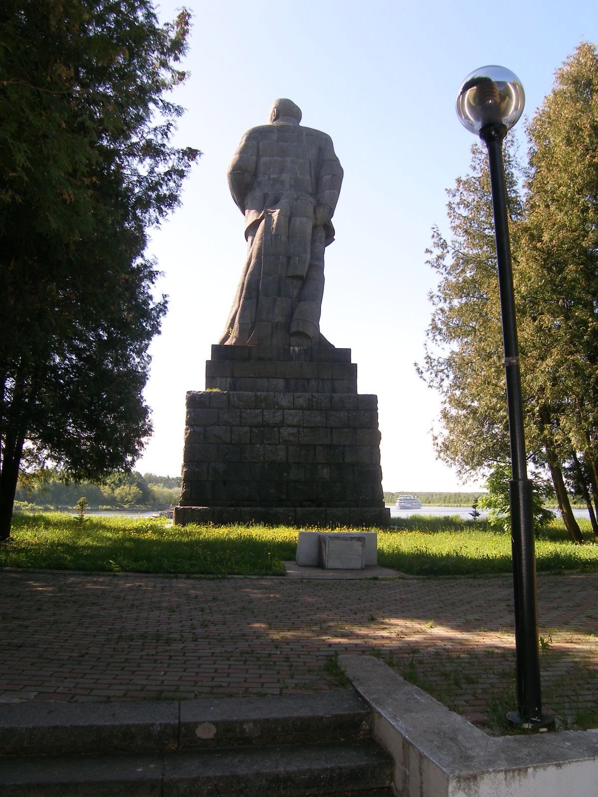 Памятник Ленину в Дубне