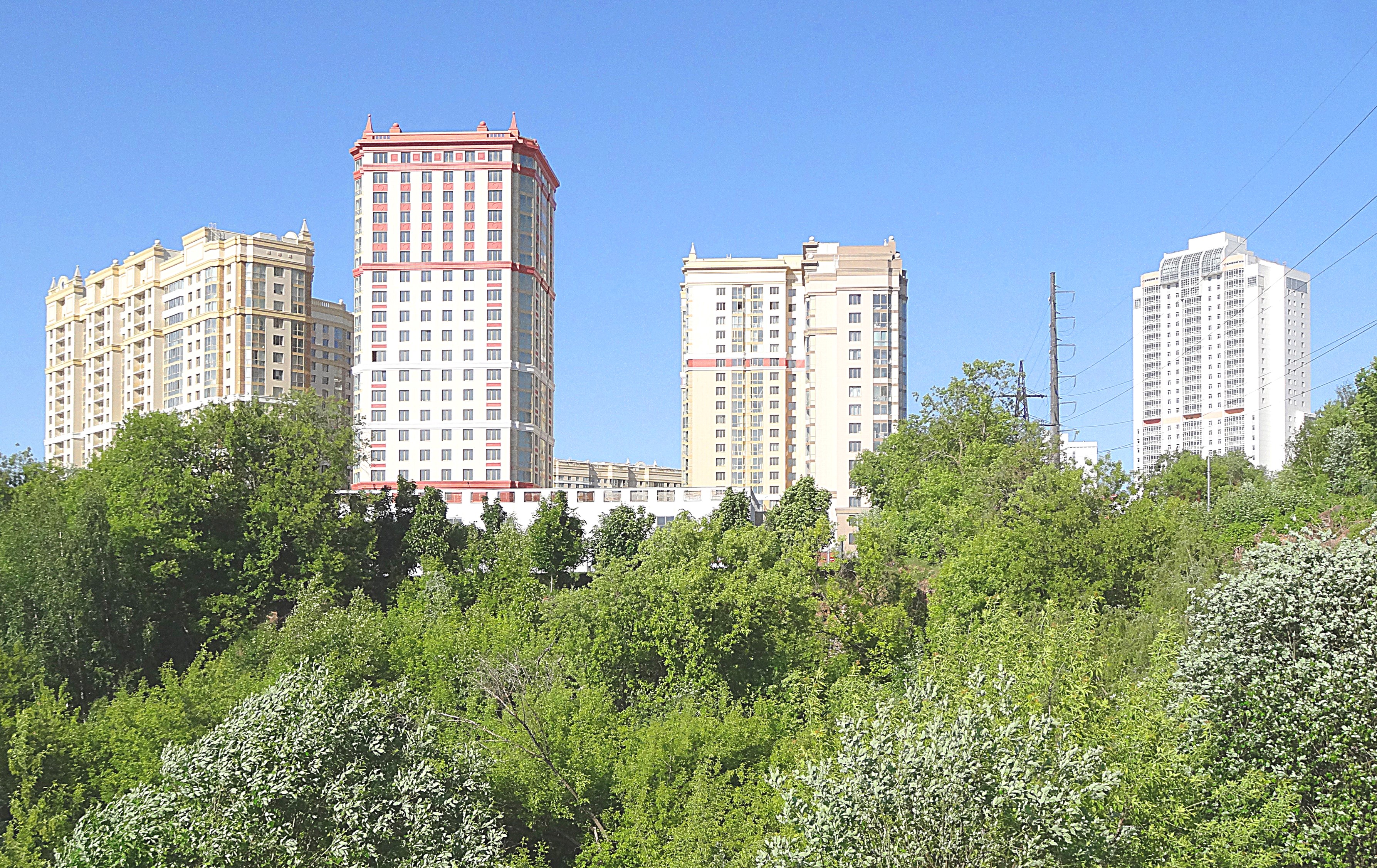 Здания Н. Раменок, вид из долины р. Раменки. Фото Морошкина В.В.