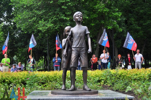 открытие памятника детям Донбасса в Парке Ленинского комсомола