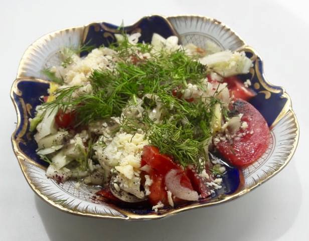 Салат с помидорами и пармезаном