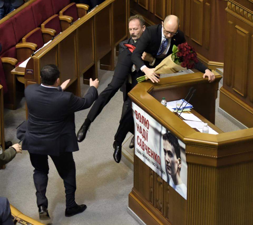 Депутат Барна атакует: Арсений Яценюк в Раде держится за трибуну