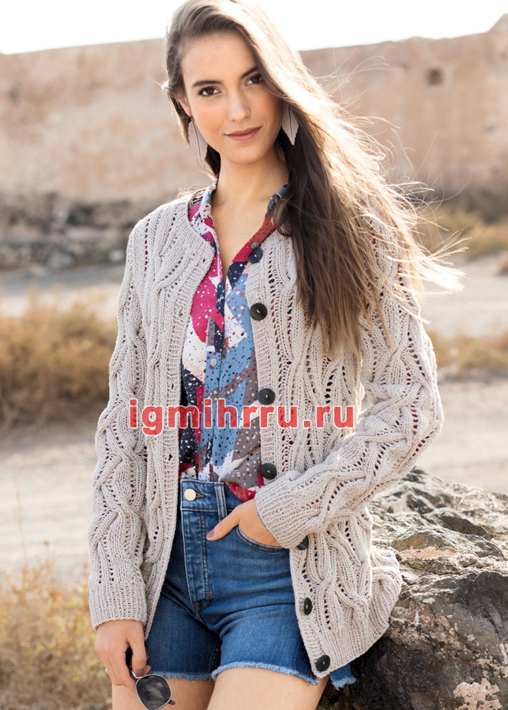 Серый жакет с ажурным узором из кос. Вязание спицами
