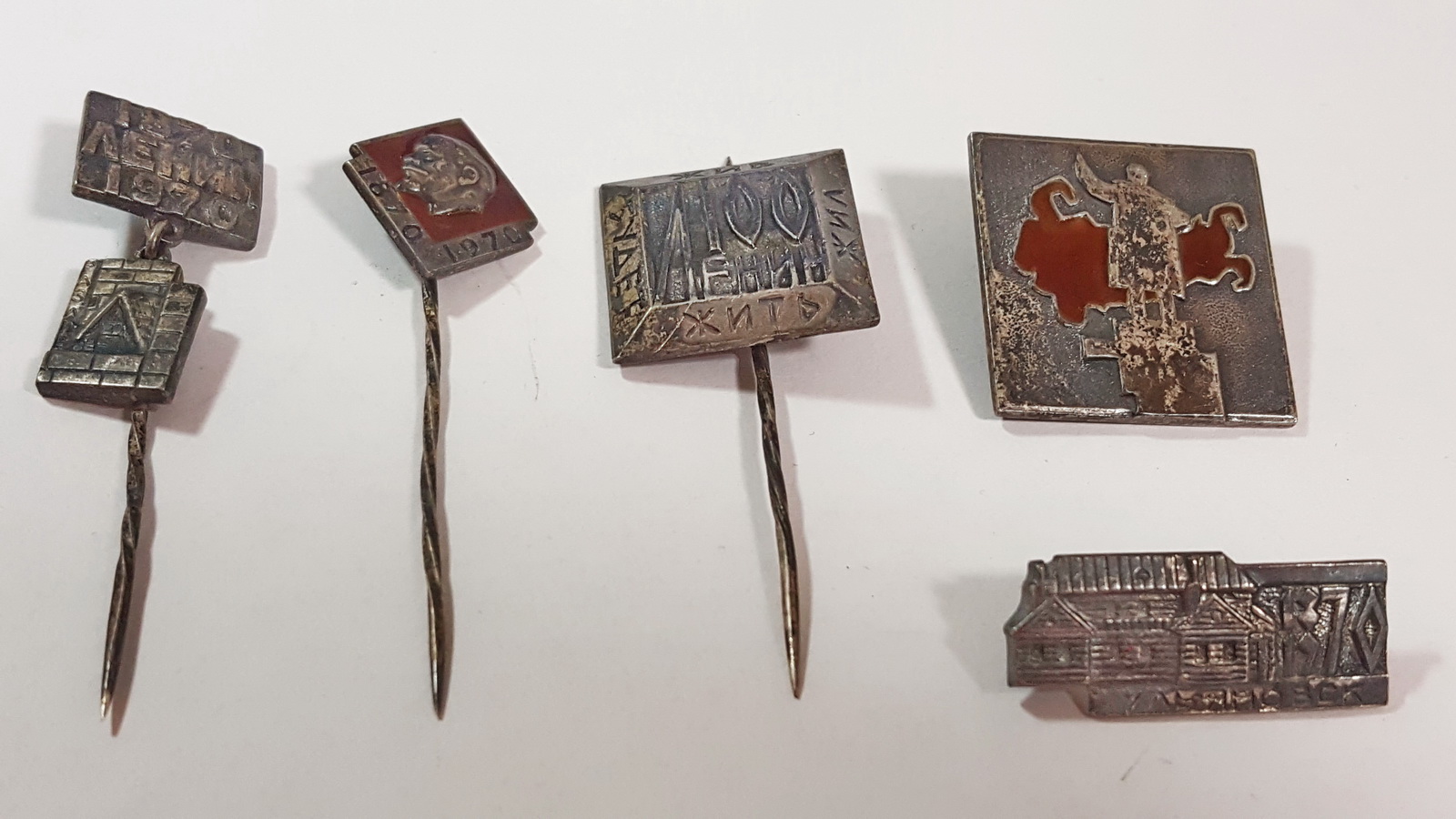 Серебряные значки. .Продаются в Ульяновске 8 905 349 8210