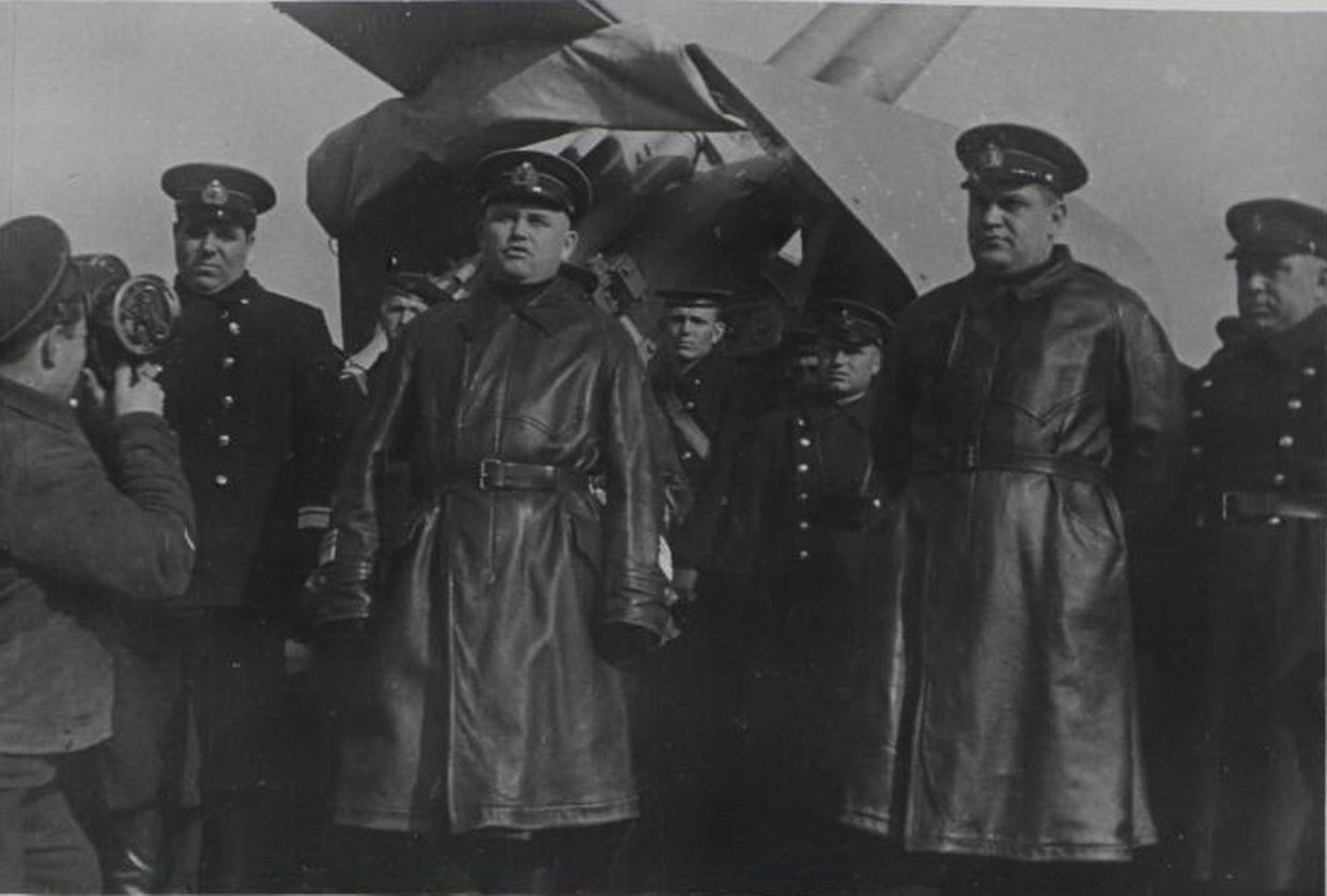 Выступление командующего ЧФ Октябрьского перед личным составом крейсера Красный Крым